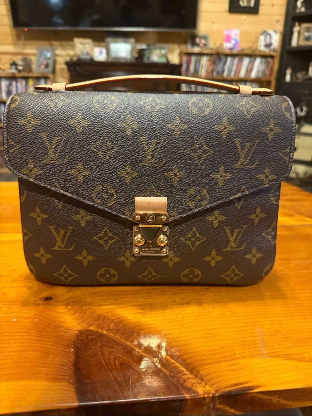 Louis Vuitton Monogram pochette metis